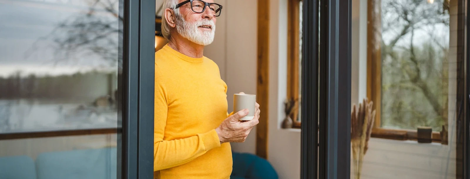Man die geniet van zijn nieuwe mantelzorgwoning