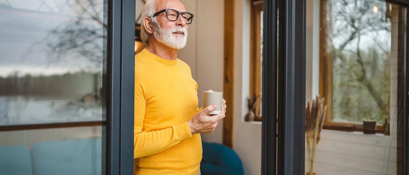 Man die geniet van zijn nieuwe mantelzorgwoning