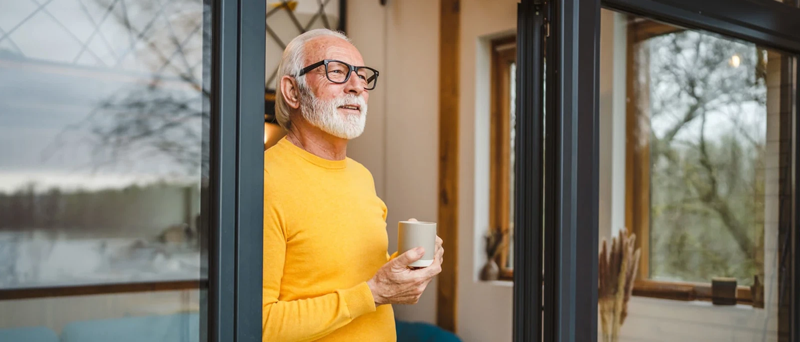 Man die geniet van zijn nieuwe mantelzorgwoning