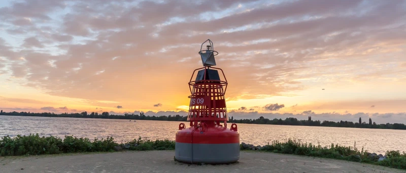 Vaarwegboei op het water bij Aalsmeer