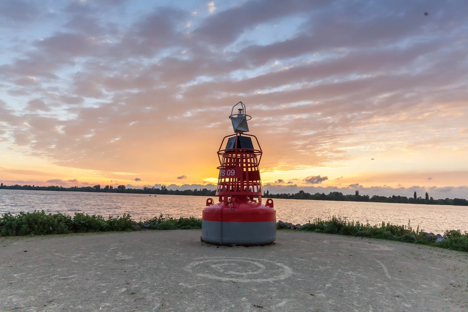 Vaarwegboei op het water bij Aalsmeer