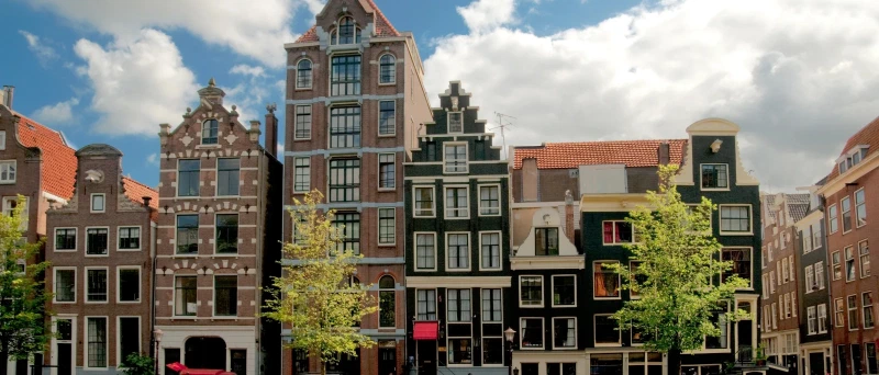 Zicht op een historische Amsterdamse binnentuin waar rekening gehouden moet worden met welstandseisen