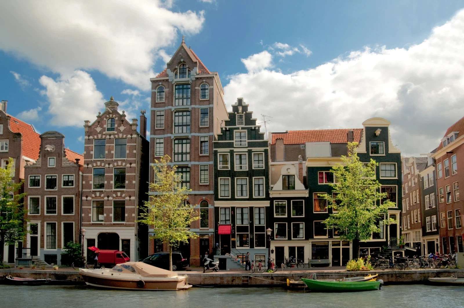 Zicht op een historische Amsterdamse binnentuin waar rekening gehouden moet worden met welstandseisen