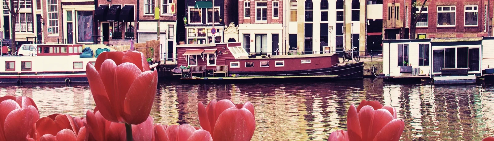 Zicht op de Amsterdamse grachten en architectuur