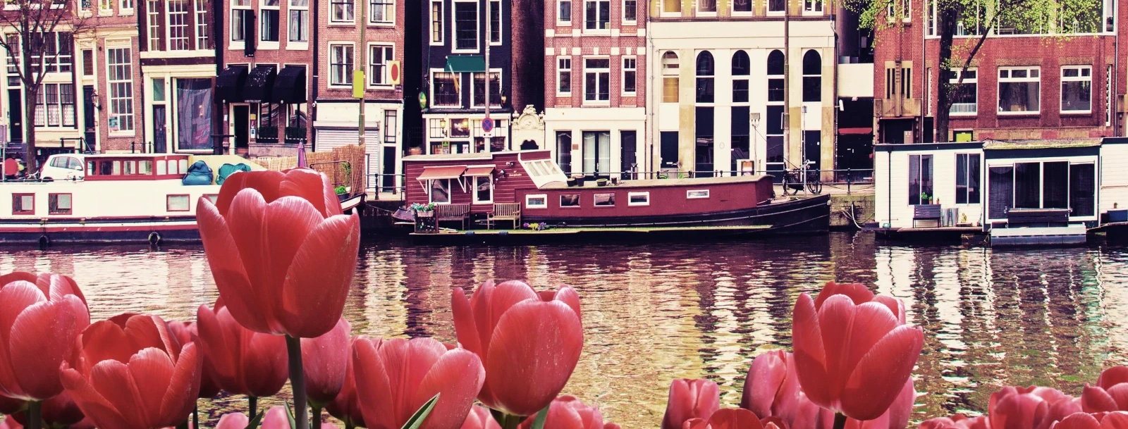 Zicht op de Amsterdamse grachten en architectuur