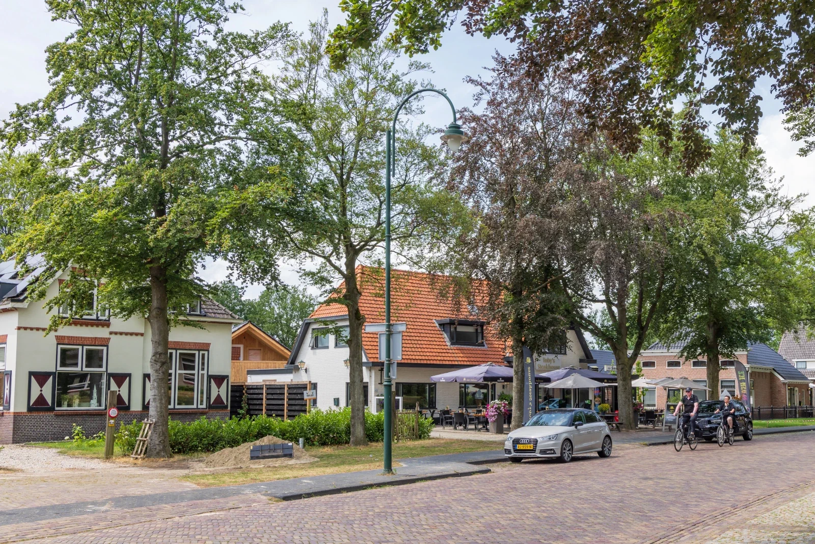 Gezellige straat in de plaats Exloo