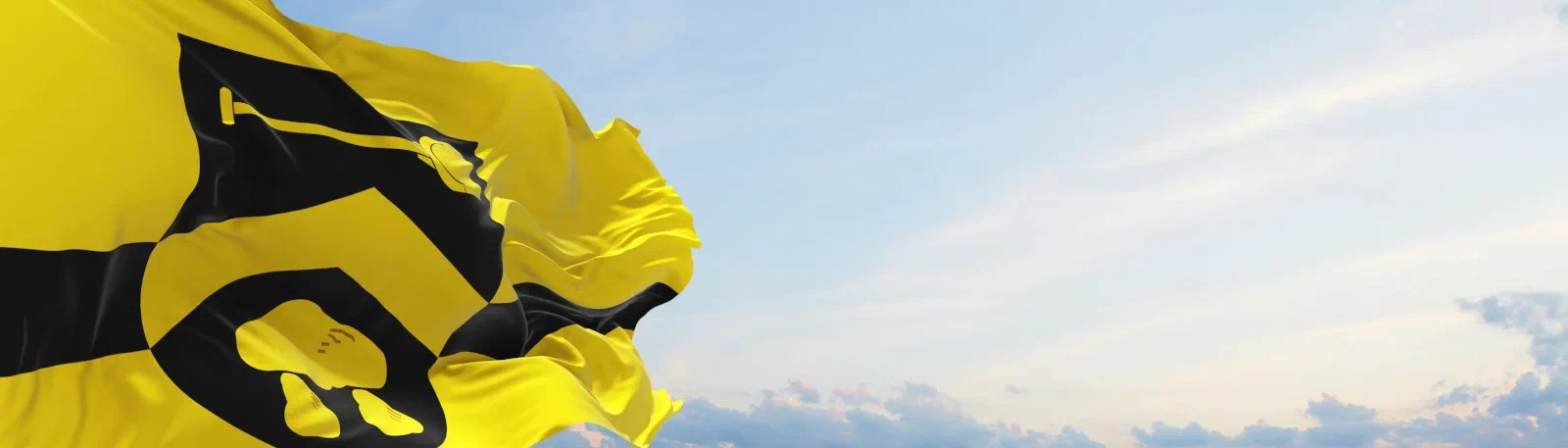 De vlag van de gemeente wapperend in de wind