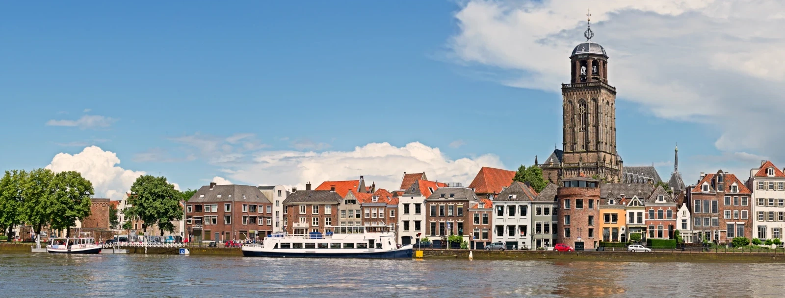 Zicht op de skyline van Deventer