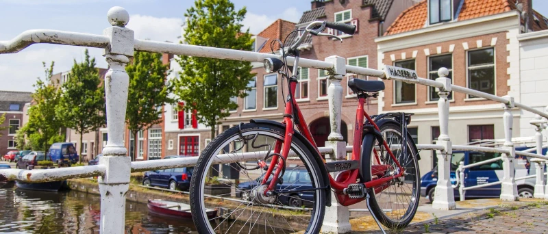 Stadsaanzicht met fiets
