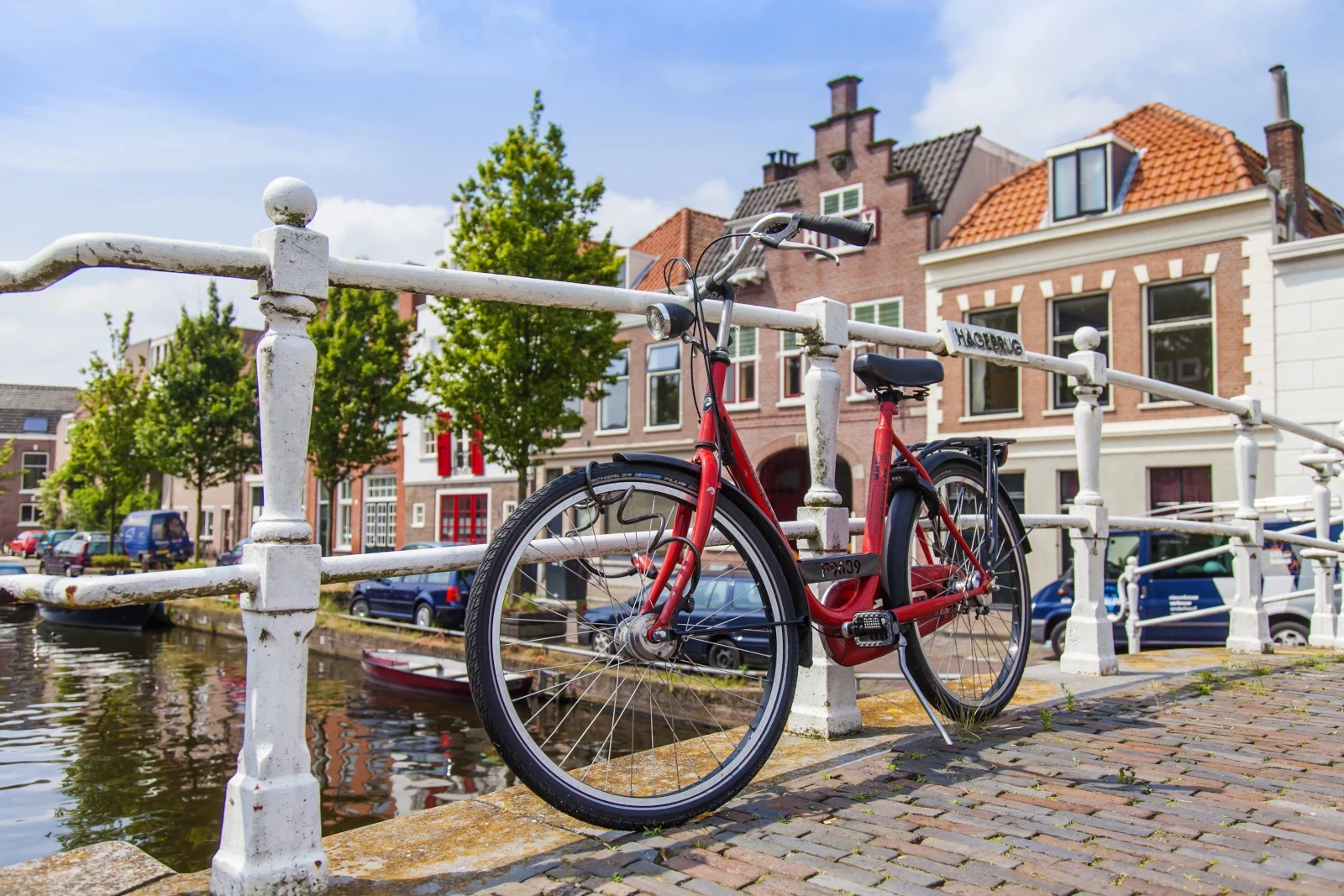 Stadsaanzicht met fiets