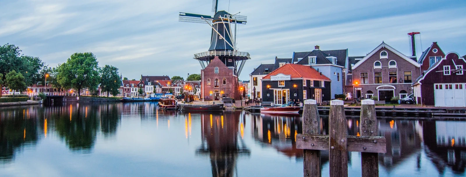 Zicht op de binnenstad en de St. Bavo in Haarlem