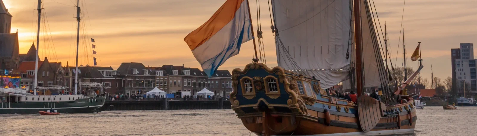 Zicht op de monumentale skyline van Kampen vanaf de IJssel