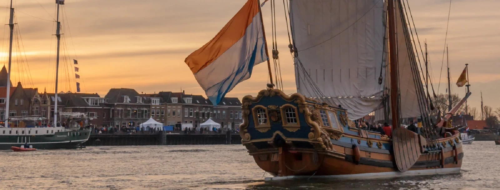 Zicht op de monumentale skyline van Kampen vanaf de IJssel