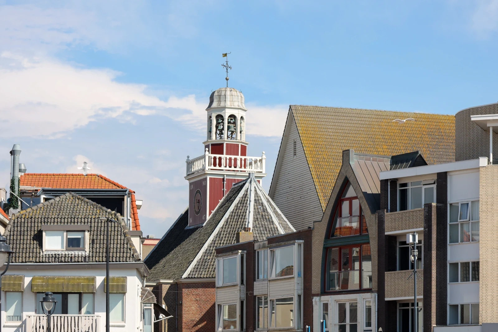 Impressie van de rode kerk bij Noordwijk