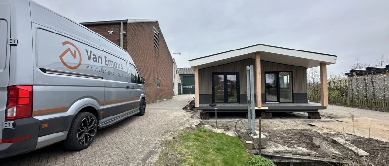 Moderne mantelzorgwoning geplaatst in de tuin