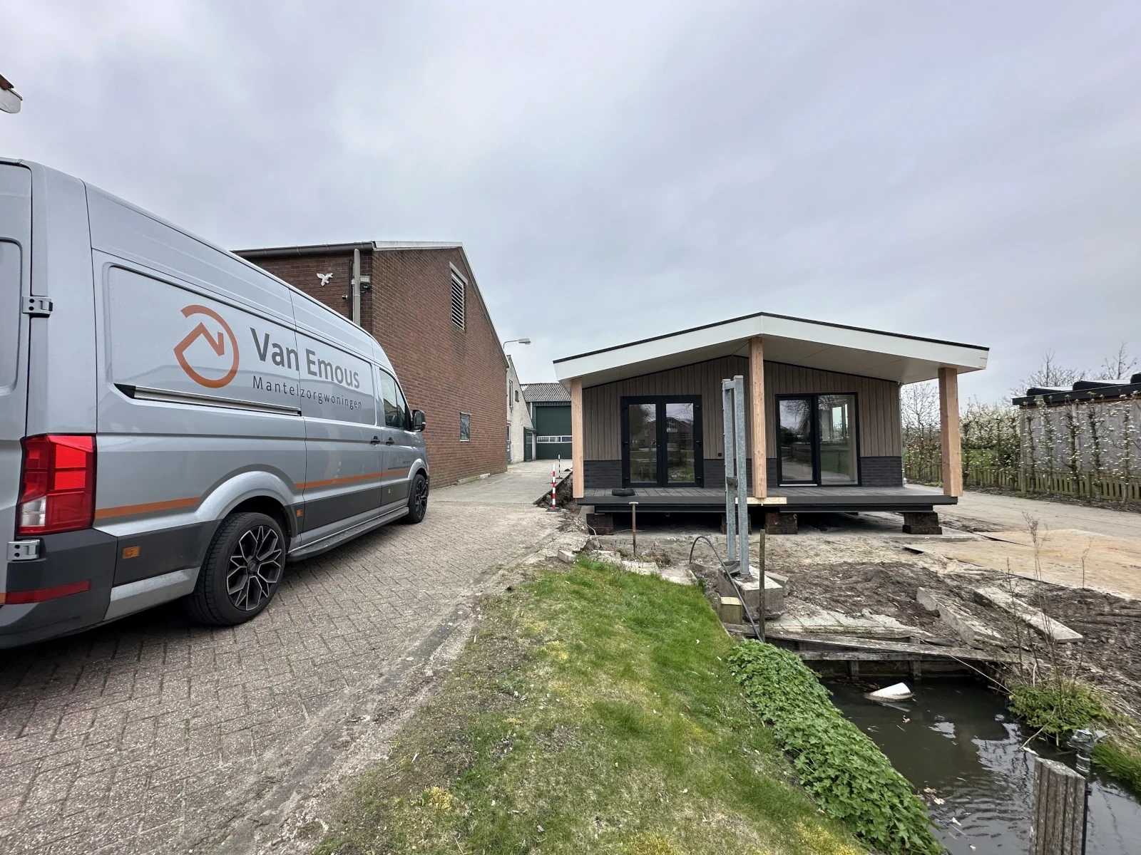 Moderne mantelzorgwoning geplaatst in de tuin