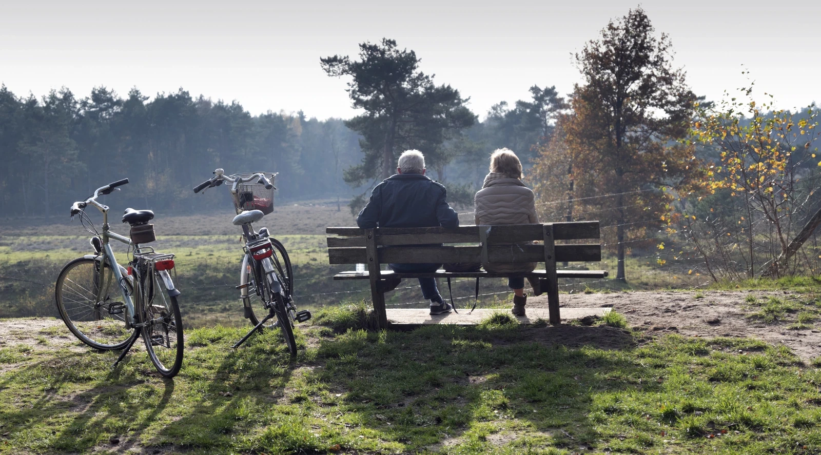 Een echtpaar rust uit met fietsen in de natuur rondom Zeist.
