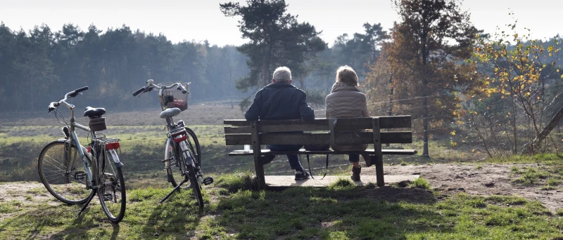 Een echtpaar rust uit met fietsen in de natuur rondom Zeist.