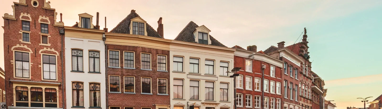 Zicht op de historische Houtmarkt van Zutphen aan de IJssel