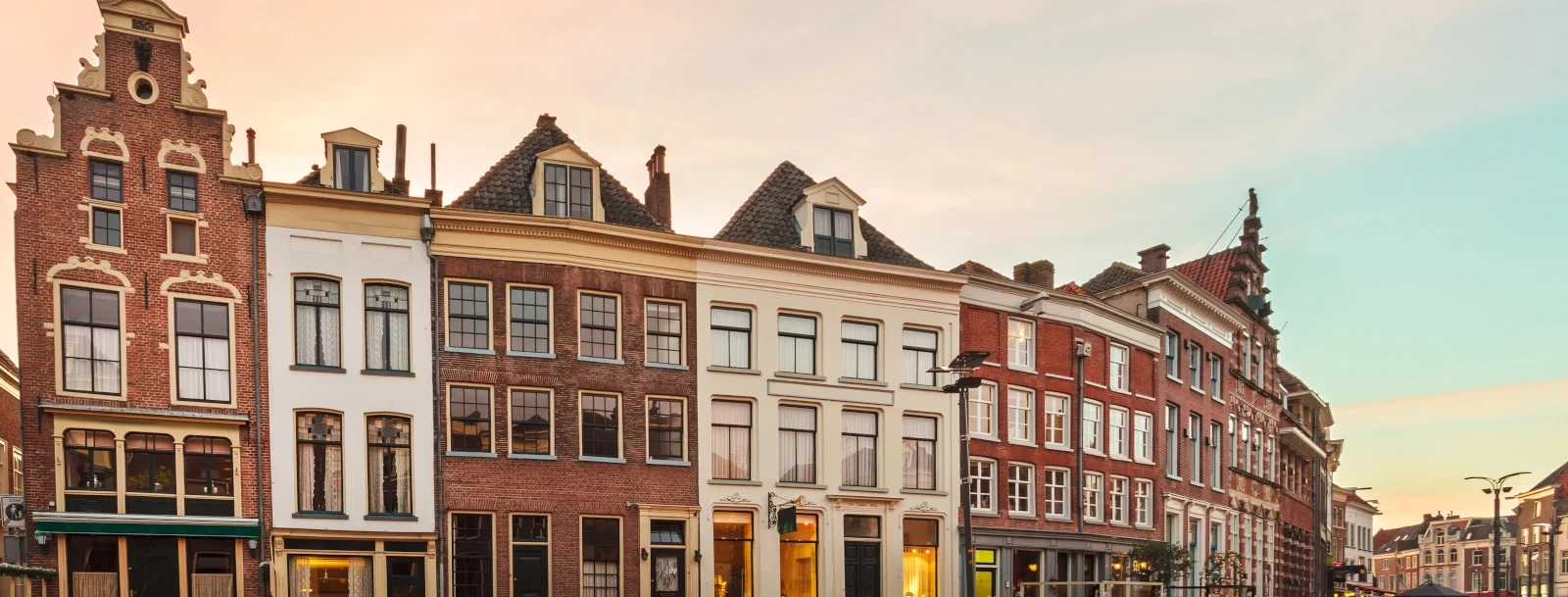 Zicht op de historische Houtmarkt van Zutphen aan de IJssel