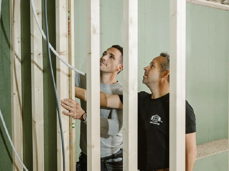 Van Emous brochure op een stoel