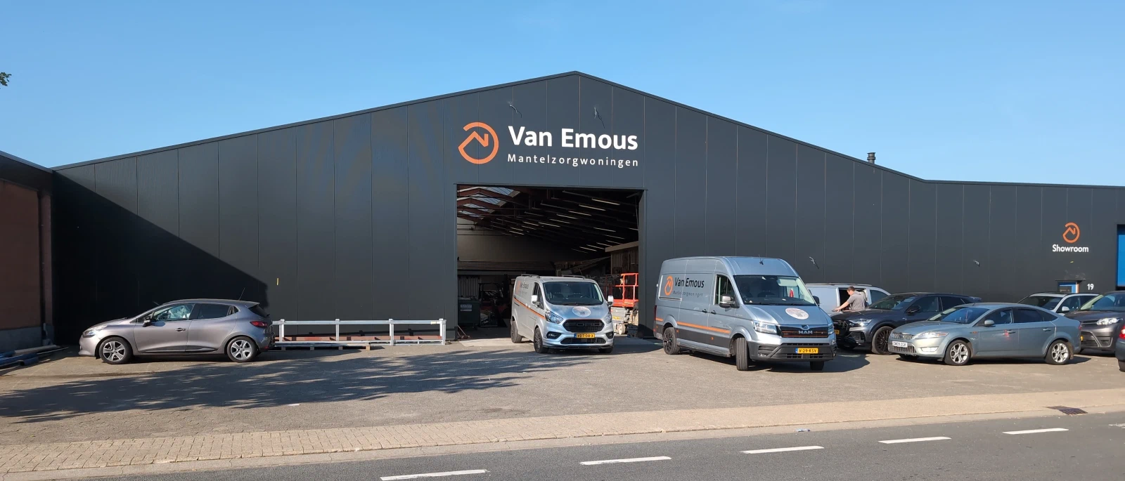 Onze productiehal waar de mantelzorgwoningen gebouwd worden