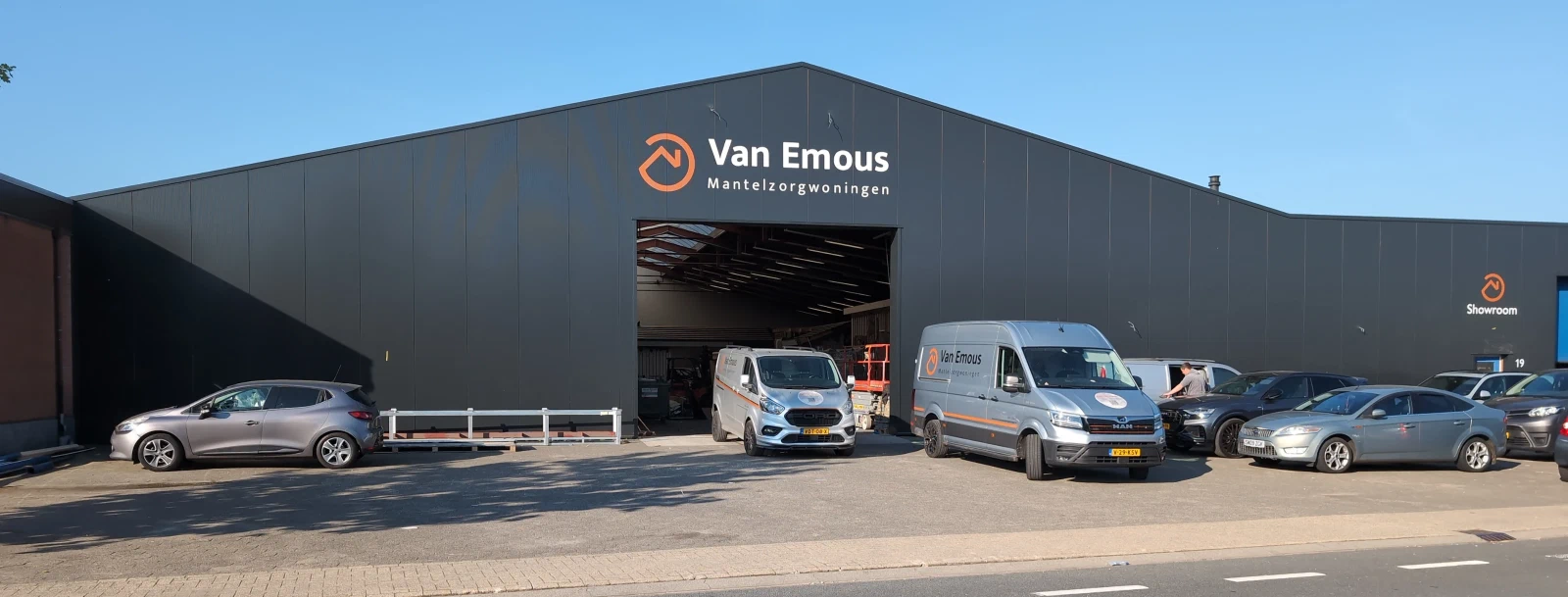 Onze productiehal waar de mantelzorgwoningen gebouwd worden