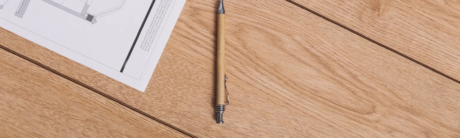 Tafel met papierwerk