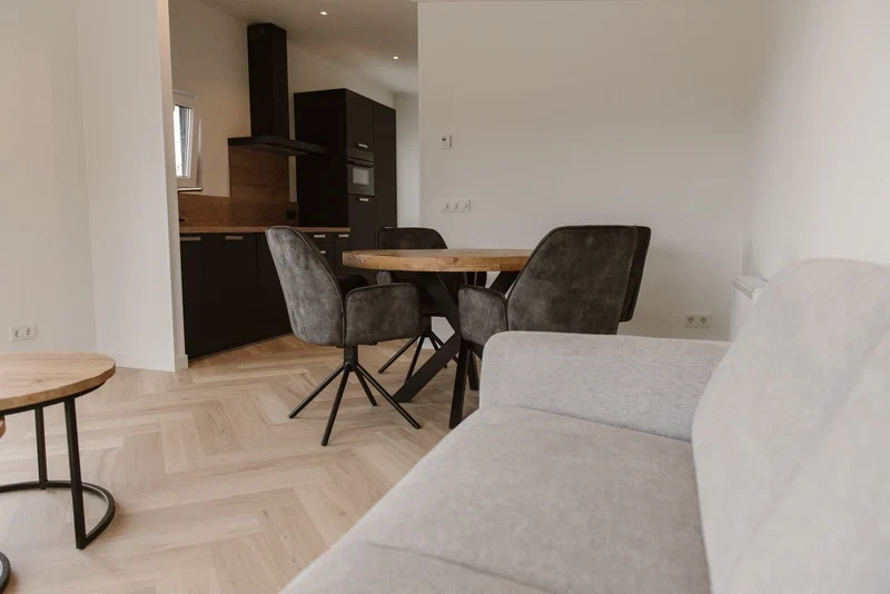 Mevrouw leest een boek in haar woning